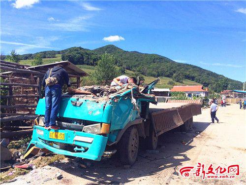 蛟河侧翻车致死2人 被埋者竟是妻子