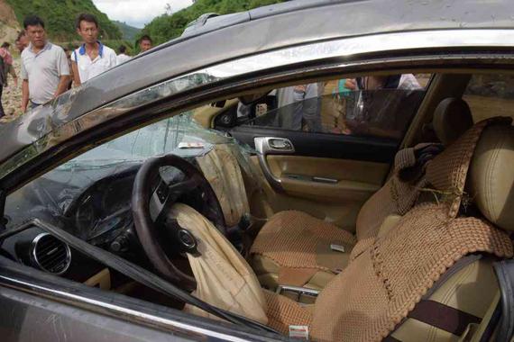 云南临沧一汽车坠江 司机失踪 