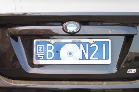 司机遮车牌遇检查强冲关 抢走交警记录仪