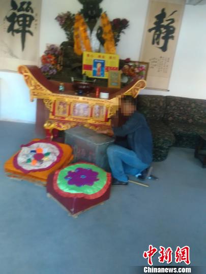 圖為張某不顧勸阻撬盜功德箱。