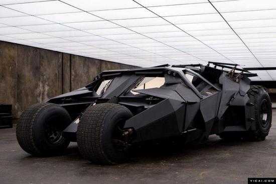 【蝙蝠车（蝙蝠侠系列电影）】毫无疑问，蝙蝠侠是世界上最富有、也是拥有最多先进武器和超酷车辆的超级英雄。作为一个凡人，蝙蝠侠没有天生的超能力，所以需要借助科技来武装自己，其座驾自然也是一个不可或缺的部分。历史上拥有多款蝙蝠车，最新一代简直可以称之为重型装甲车，造型夸张马力强劲，同时配有先进武器及隐性系统。事实上，这款汽车在现实中也真实存在，售价高达千万人民币。