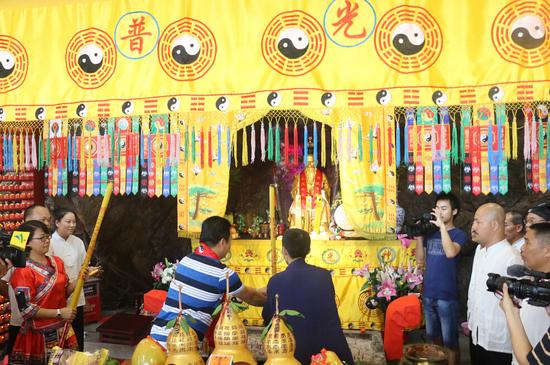 三竹居士陈任老师在白云山云岩郑仙祠内隆重祭拜郑仙