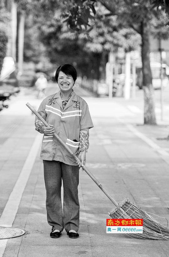  韦金香在南城做环卫工，一干就是12年。