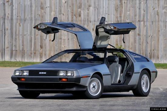 【DeLorean DMC-12（回到未来）】经典科幻电影《回到未来》中的DeLorean DMC-12，也是一款被众多汽车及科幻爱好者熟悉的经典车型。当然，在电影中它不仅仅是一台汽车，还是一个时间机器，能够帮助主角穿越时空。在现实中，其首台原型车于1976年完成，造型前卫，不锈钢车身和鸥翼车门都非常酷，不过其性能实际上并不那么“超级”。