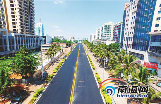 9月6日下午,海口金盘路,工人正在划线准备明天通车。海南日报记者古月摄