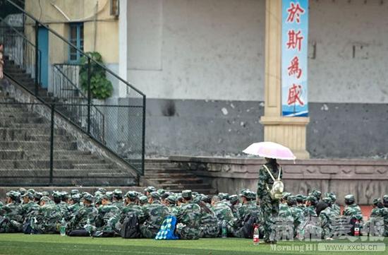 9月6日，湖南大学开始2015级本科新生军训。图/潇湘晨报记者张迪