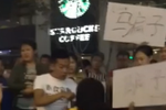 實拍女子鬧市設(shè)攤為狗募捐 被疑騙財遭圍攻