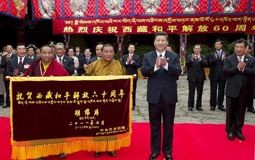 习近平向宗教界人士赠送胡锦涛亲笔题写的“祝贺西藏和平解放六十周年”贺幛。新华社记者 黄敬文 摄