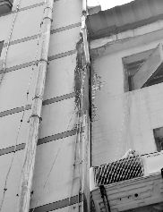丽水康城项目旁，顺昌酒店5层附楼明显碎裂的墙体。