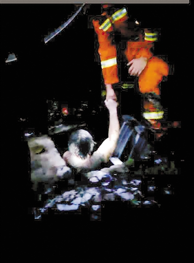 消防队员将兰玉珍救出。