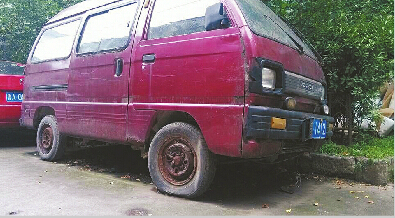 停在小区的“僵尸车”。(郝倩 摄)