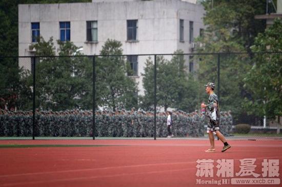 9月6日，湖南大学开始2015级本科新生军训。图/潇湘晨报记者 张迪