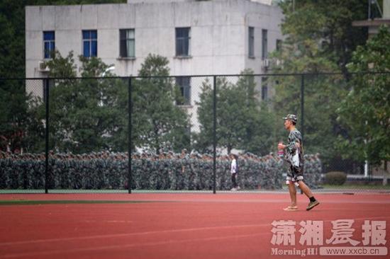 9月6日,湖南大学开始2015级本科新生军训。图/潇湘晨报记者 张迪