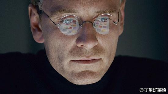 先来感受下这个“混蛋+天才”的眼神