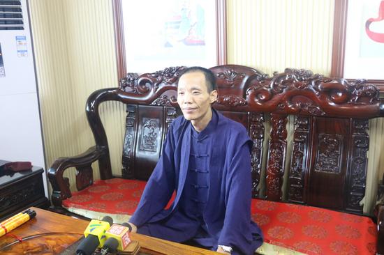 中国香港易经风水研究院院长、三竹居士陈任老师现场接受媒体采访