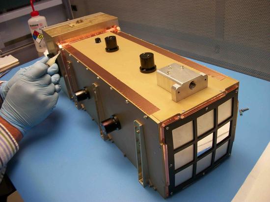 集成仪器原型，前面是光学组合件，背面是电子设备盒（图片来源：NASA）