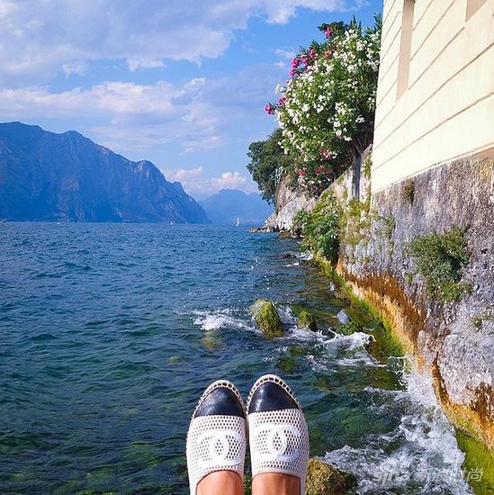 厌倦大高跟 十双红透半边天的平底鞋带你飞 - 