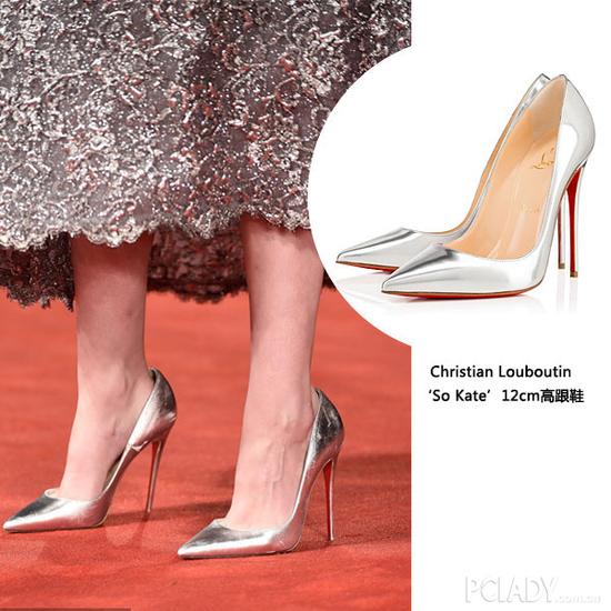 脚踩Christian Louboutin银色高跟鞋