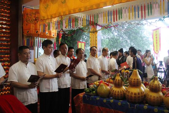 全国20名资深道士在郑仙诞祈福祭拜仪式上庄严宣读祭文