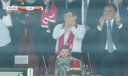 土耳其总理达武特奥卢在2比0领先后起立鼓掌