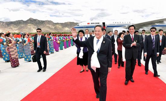 9月6日，以中共中央政治局常委、全国政协主席俞正声为团长的中央代表团飞抵拉萨，出席西藏自治区成立50周年庆祝活动。中央代表团在机场受到西藏各族群众的热烈欢迎。新华社记者李涛摄