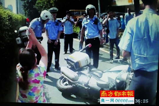 执法记录仪视频显示：司机的母亲曾跪在地上大喊。 南都记者 陈文才 摄