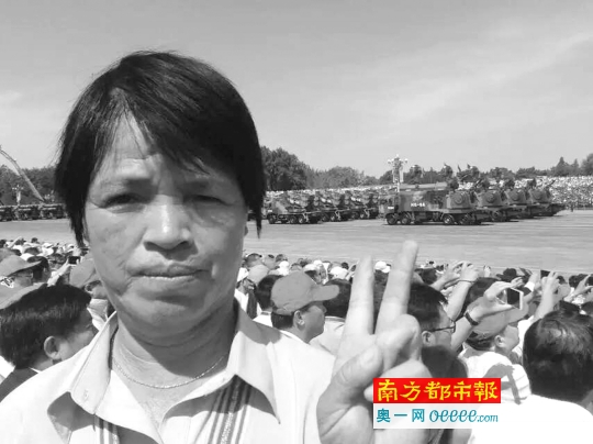9月3日，韦金香在阅兵现场留影。她作为劳模受邀参加抗战胜利7 0周年阅兵观礼。 受访者供图