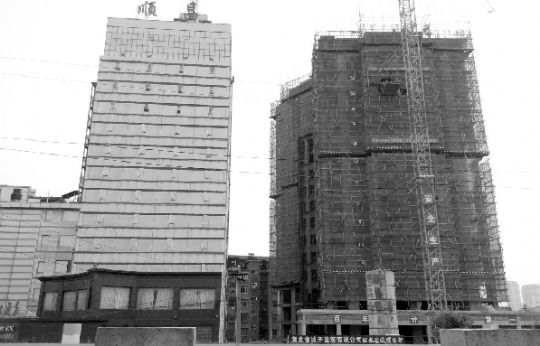 未批先建”的丽水康城项目施工现场，图中左边的顺昌酒店与该项目楼体仅隔5米。