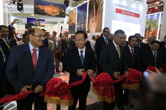 2015年9月8日，福建省省长苏树林（左二）与巴林官员共同为2015厦门国际投资贸易洽谈会主宾国巴林剪裁开馆。