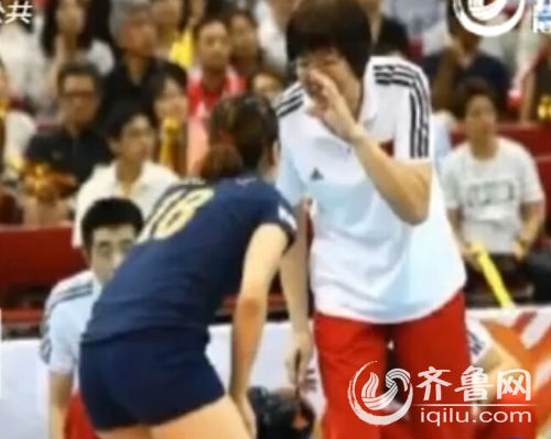 2014年,回归中国女排的郎平开始实现“大国家队”战略,在全国各地方队遴选年轻队员,当时只有18岁的王梦洁开始进入郎平的视线。(视频截图)