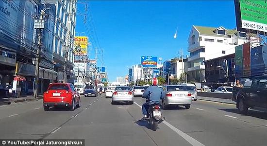 曼谷天降火球:光团划过天空 爆炸拖出白烟(图)