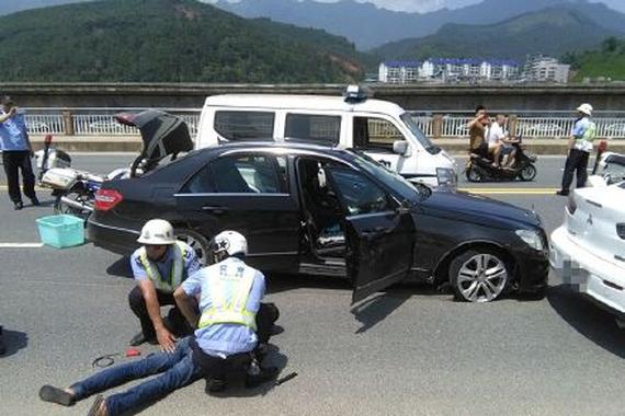 福建南平两无证少年驾奔驰疯撞引全城追捕