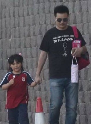 王诗龄身着校服