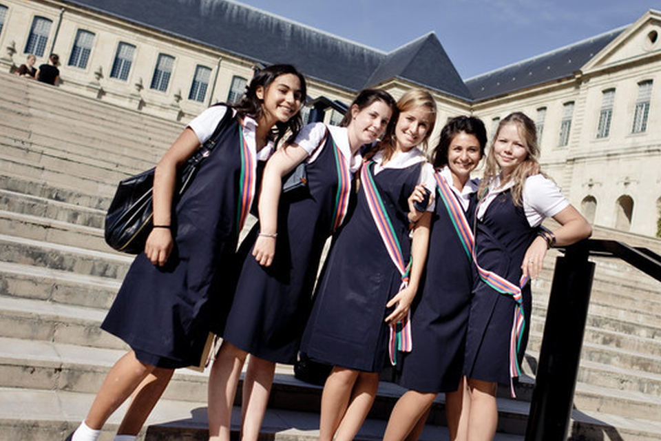 尽管很多学校不设校服,但是法国学生身着的校服给人高级定制的即视感
