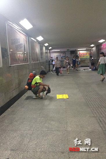 9月6日，一名年轻小伙以“穷游”为名，在长沙一处地下通道行乞。