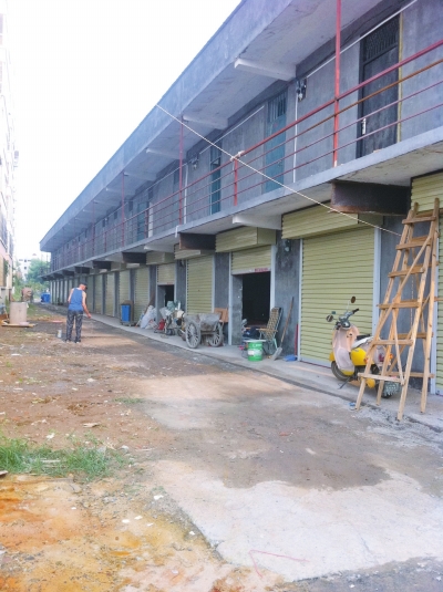 綠化帶上兩層小樓拔地而起