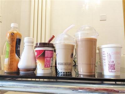 记者从街头奶茶店及超市购买的6种现调奶茶和瓶装奶茶样品。