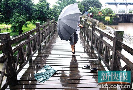 ■昨天上午,一女子在海珠湿地绿道上遭到雷击。事发现场还留有女子的伞和鞋子。