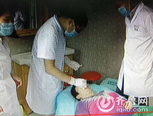 記者帶她來到一家整形醫院,檢查后發現,大姐的傷情比預料得嚴重。(視頻截圖)