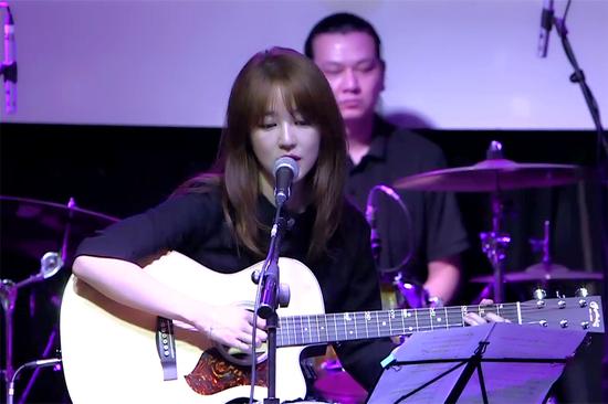 女神新装尹恩惠自弹自唱 综艺首秀钢管舞