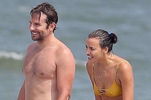 库珀抱伊莲娜恩爱湿身