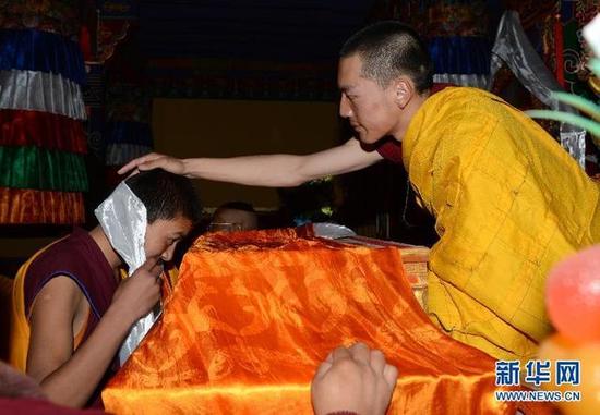 拉萨达隆寺夏仲活佛为寺庙僧人摸顶赐福