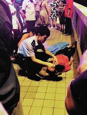 内江民警用警帽为晕倒男子扇风
