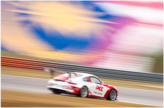 PICC 追星车队与小将门尼克庆祝胜利_南京汽车网