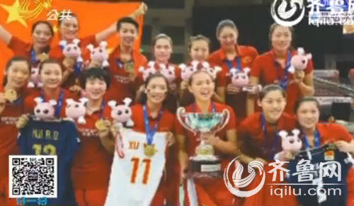 9月6日晚,中国女排以3:1的比分,战胜日本队,登上世界杯的冠军领奖台。在这群让中国女排重回世界之巅的姑娘们中,有一位是土生土长的济南小妮儿,她就是只有19岁的王梦洁。(视频截图)