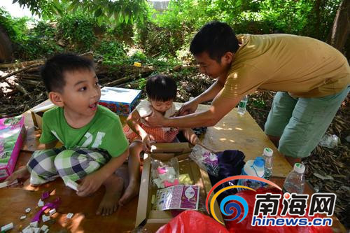 王丹走后,身患残疾的黄海城独自照顾两个孩子和父亲。