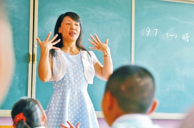 刘文婷在课堂上教小朋友玩游戏