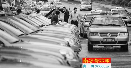 广州棠安路与棠德路是许多出租车司机交接班的临时车辆停放点,因棠下村房租较其他地方便宜,很多司机也选择住在这里。南都记者林宏贤 摄(资料图片)