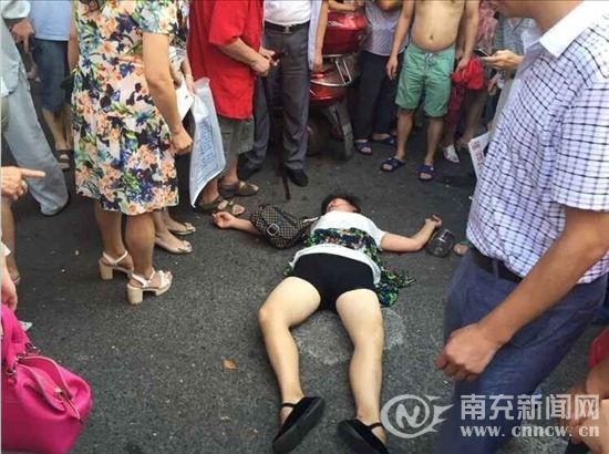 南充街头大妈被小伙暴打 口吐鲜血瘫倒在地(图)_新浪四川_新浪网