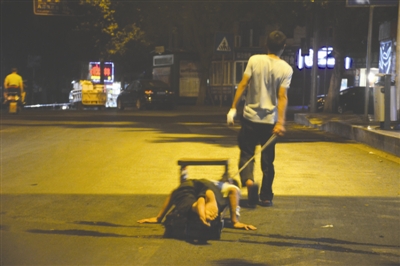 凌晨时分,乞讨人员席兵拉着“搭档”行走在街头。
